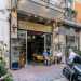 E a pochi passi ecco il primo negozio storico della via. Si tratta della bottega-laboratorio Lantico, lusato e altro di Massimo Briamo...